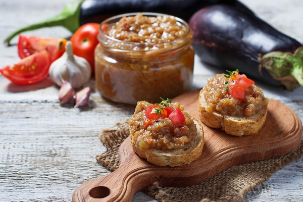 tartinade d'aubergine sur du pain