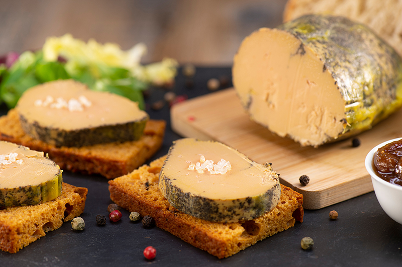 foie gras coupés sur des toasts